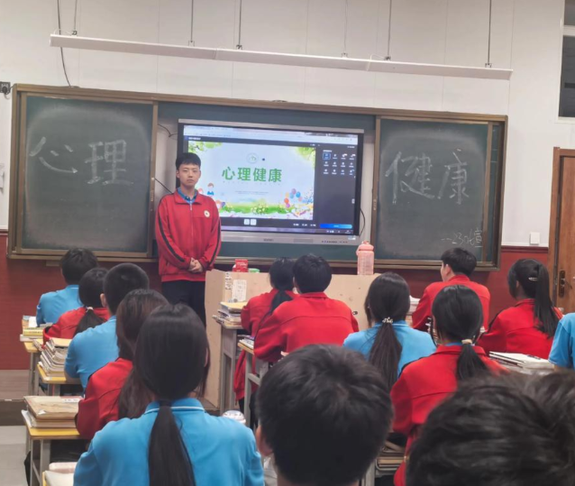 传来阵阵充溢节奏的“鼓声”孩子们手中的“乐器”是一张张普通的A4纸